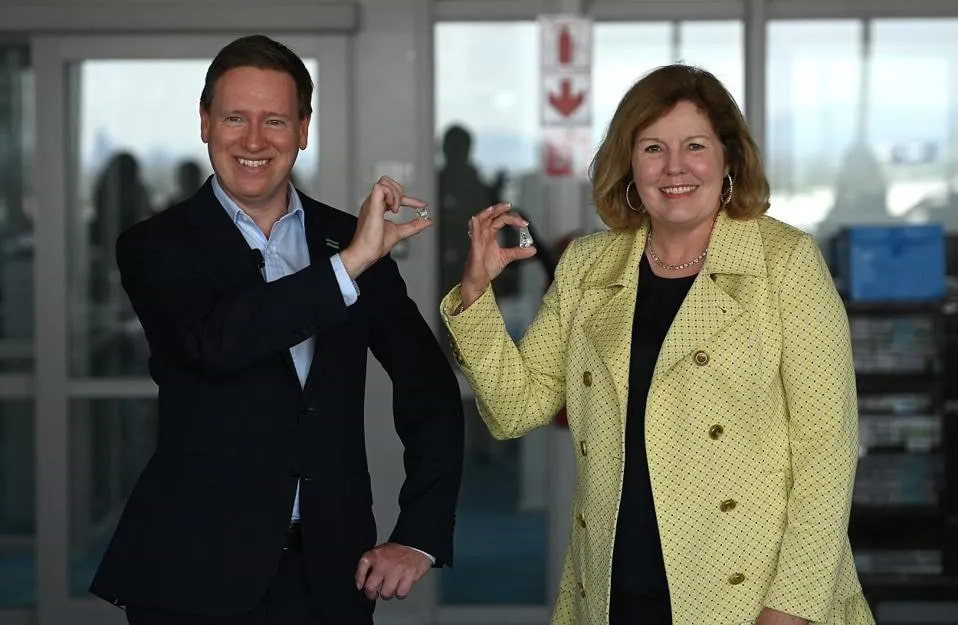 De Beers Group CEO Al Cook (L) and Signet Jewelers CEO Gina Drosos (R)
